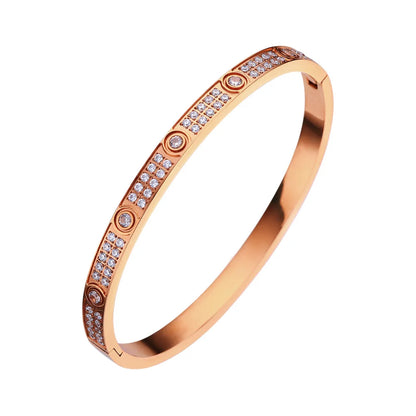 Pulsera y brazalete contemporáneo de cruz con clavo tipo tuerca en zirconia dorada 2023 para mujer en acero inoxidable.