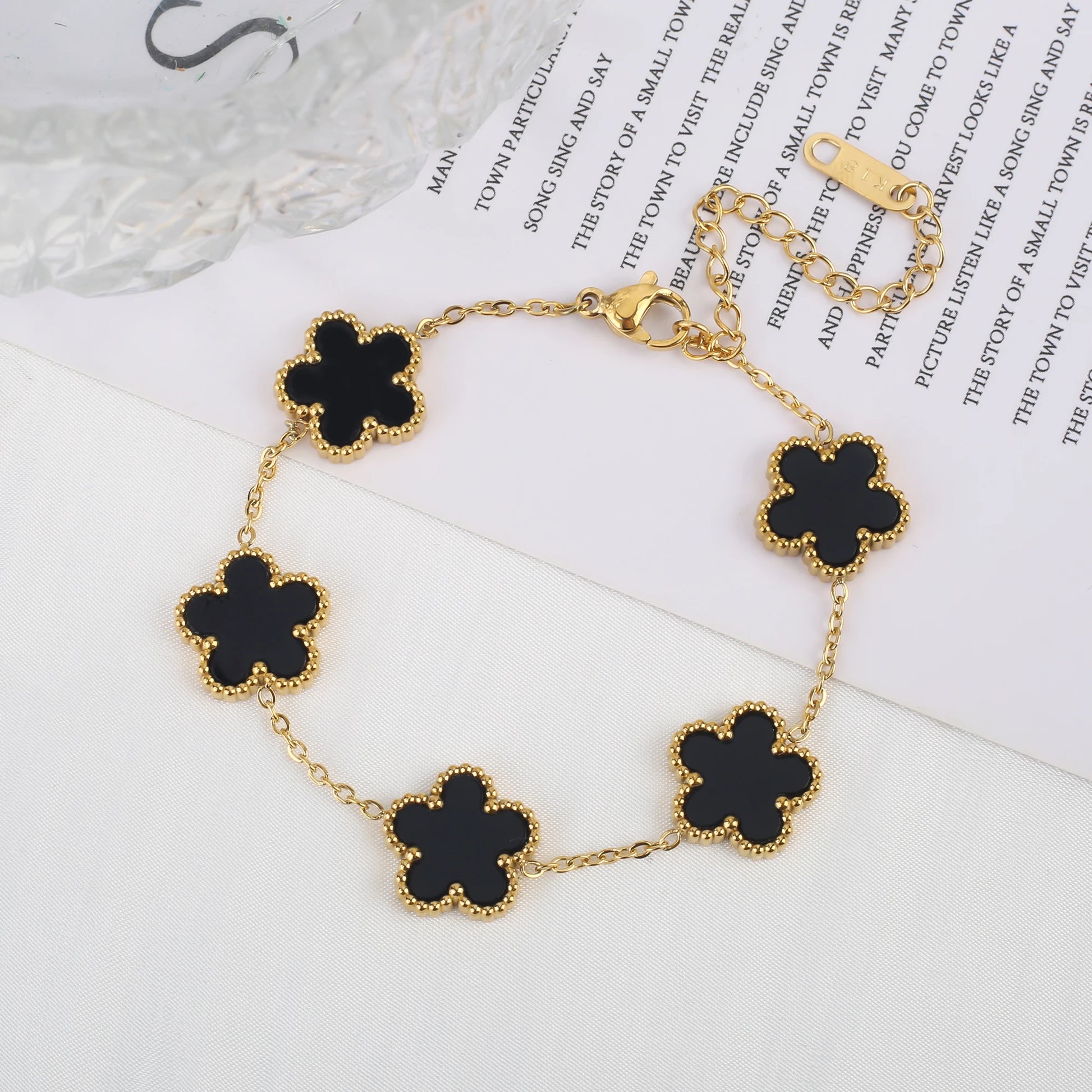 Pulsera Ajustable de Acero Inoxidable para Mujer con Diseño Floral de Cinco Pétalos – Joyería de Moda para Ocasiones Especiales y Regalos