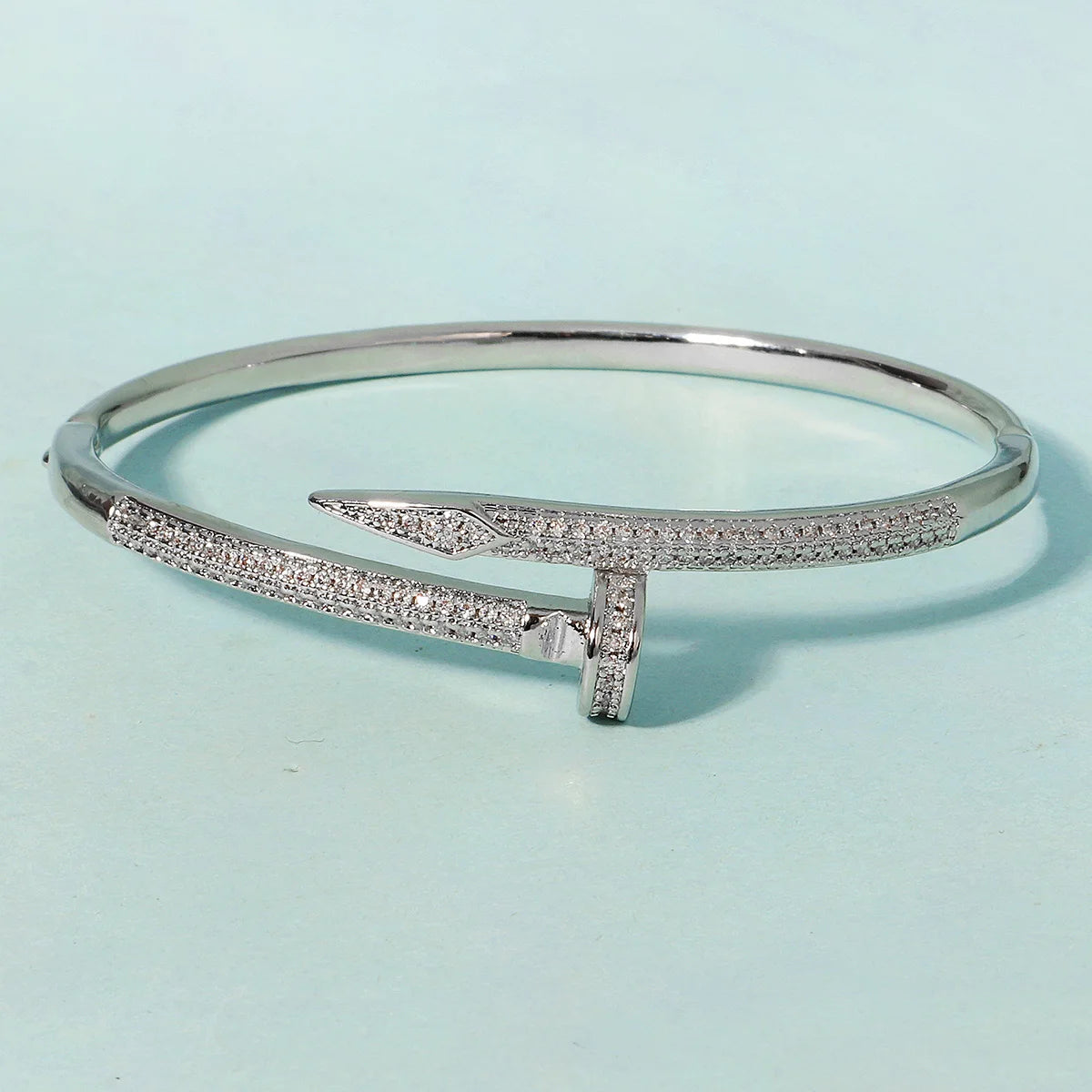 Pulsera Elegante Clásica Tipo Clavo para Mujer en Acero Inoxidable – Joyería Moderna para Uso Diario y Regalo Ideal