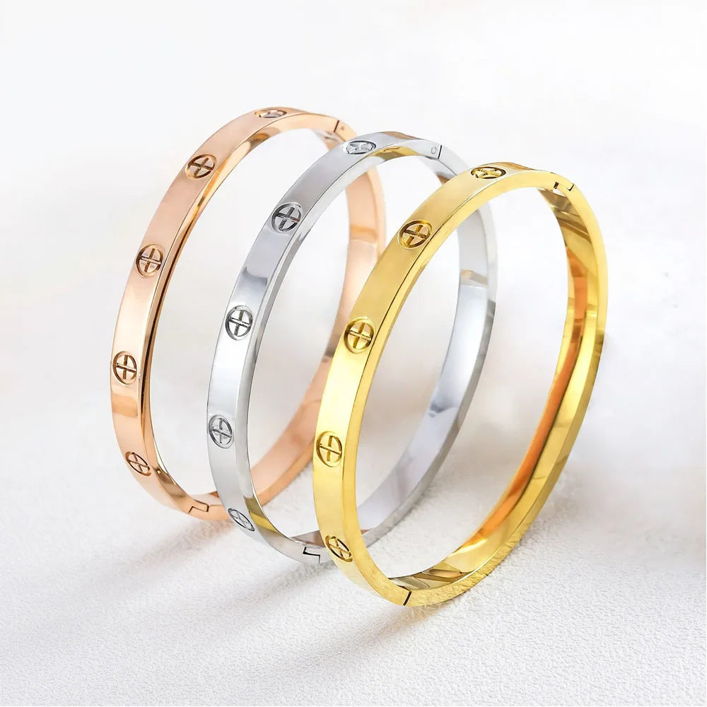 Brazalete Impermeable de Cruz en Acero Inoxidablpara Mujer – Pulsera Moderna para Parejas y Accesorio de Joyería de Lujo para Bodas y Ocasiones Especiales