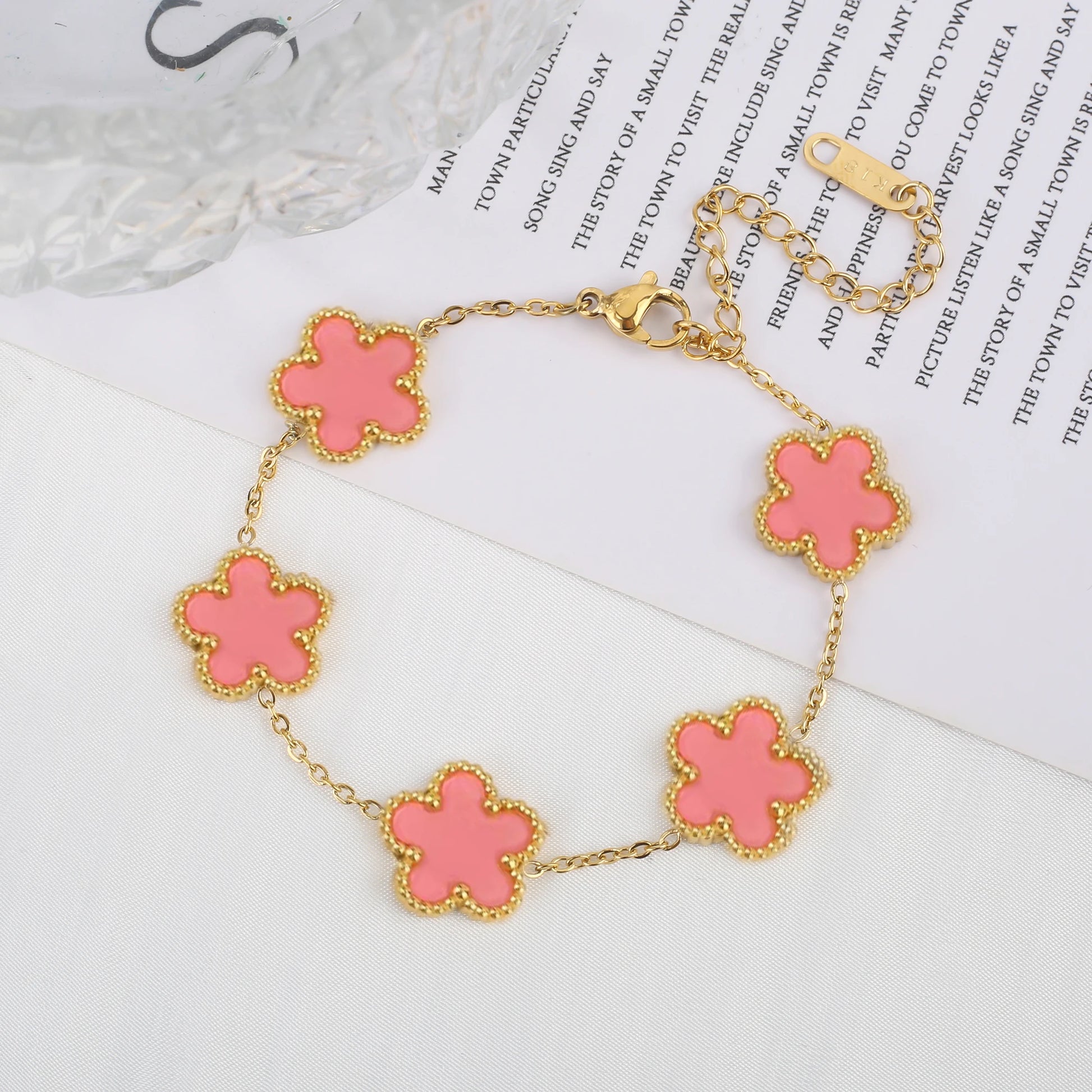 Pulsera Ajustable de Acero Inoxidable para Mujer con Diseño Floral de Cinco Pétalos – Joyería de Moda para Ocasiones Especiales y Regalos