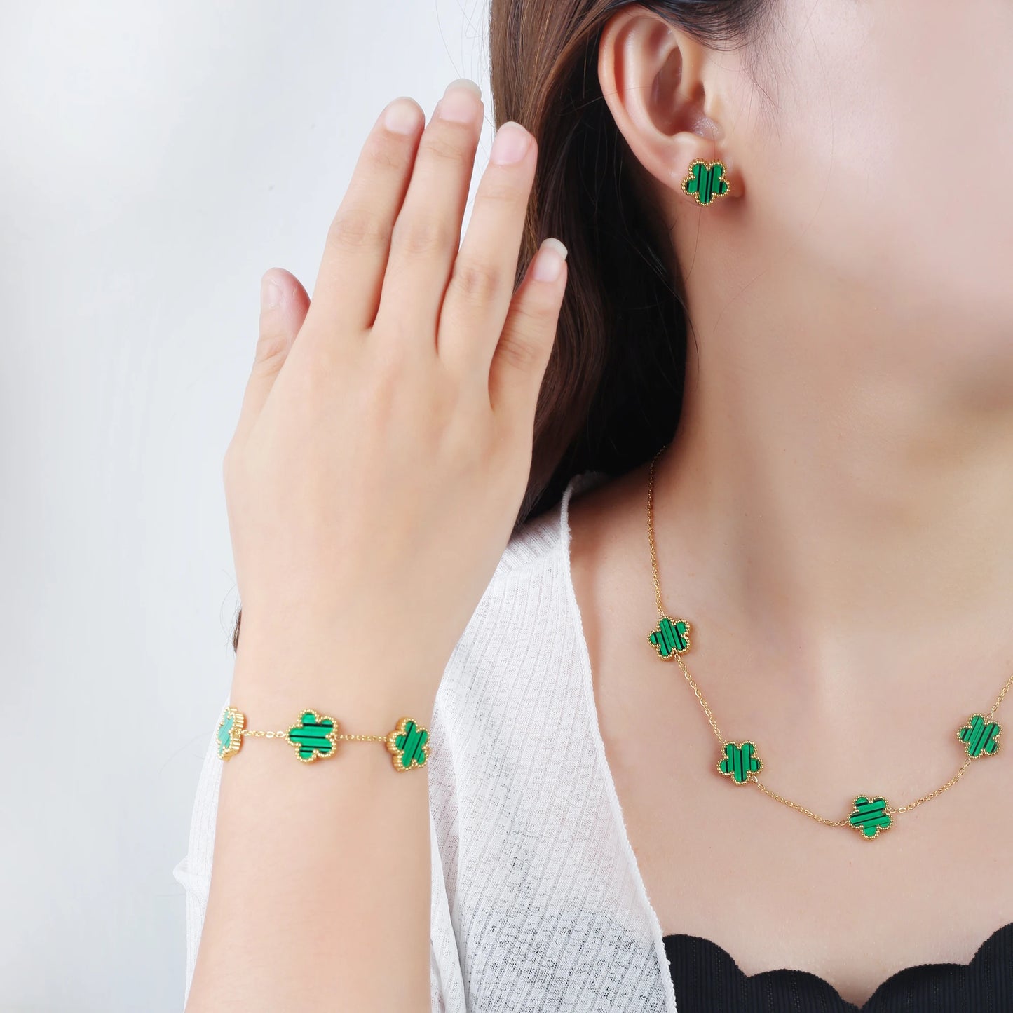 Pulsera Ajustable de Acero Inoxidable para Mujer con Diseño Floral de Cinco Pétalos – Joyería de Moda para Ocasiones Especiales y Regalos