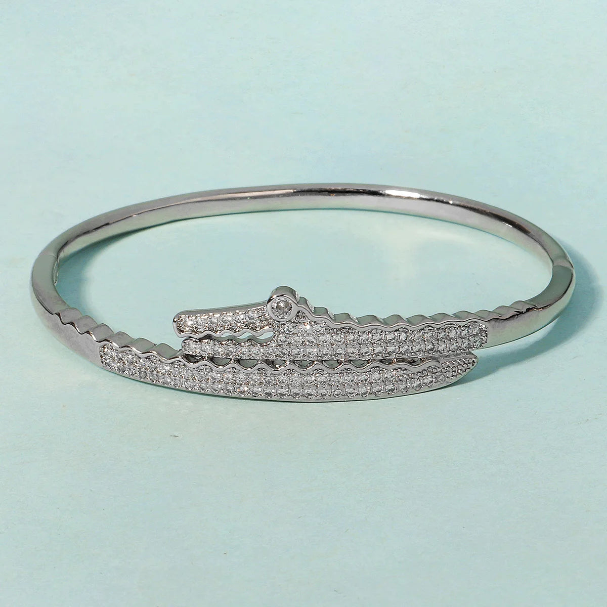 Pulsera Elegante Clásica Tipo Clavo para Mujer en Acero Inoxidable – Joyería Moderna para Uso Diario y Regalo Ideal