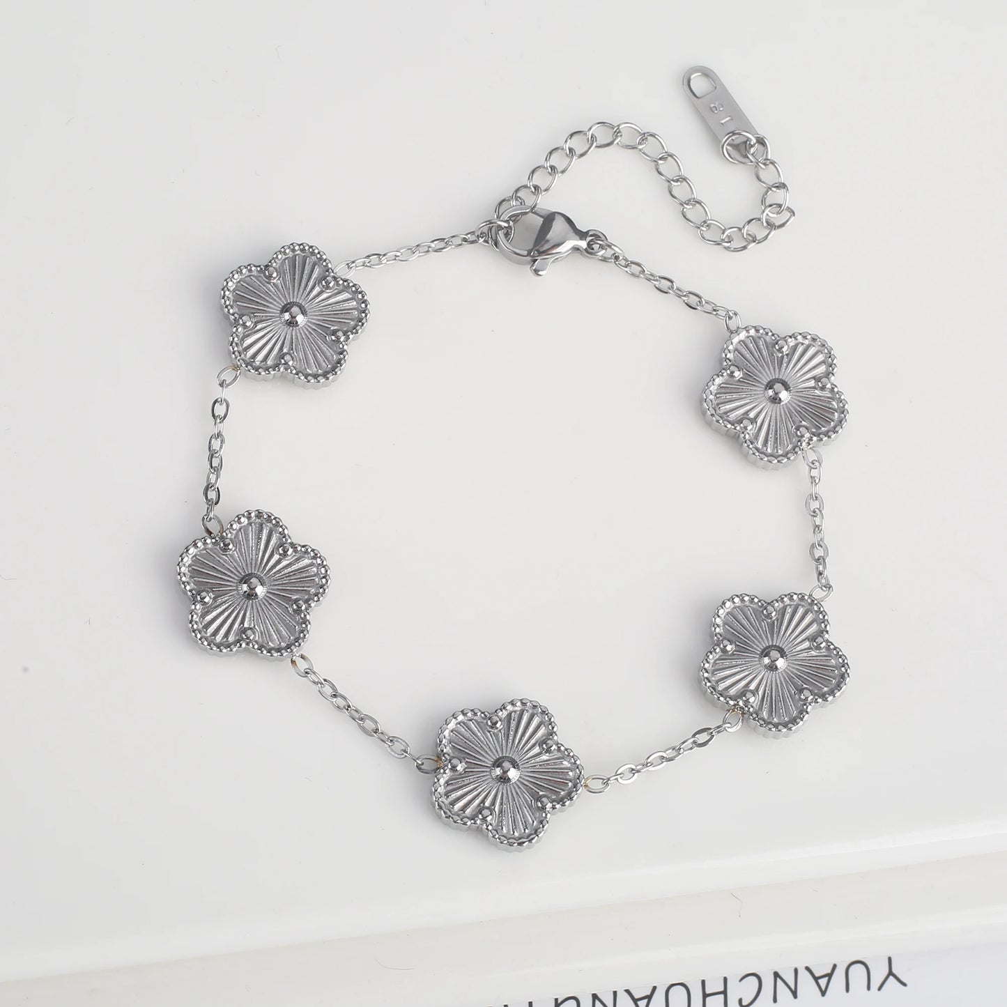 Pulsera Ajustable de Acero Inoxidable para Mujer con Diseño Floral de Cinco Pétalos – Joyería de Moda para Ocasiones Especiales y Regalos