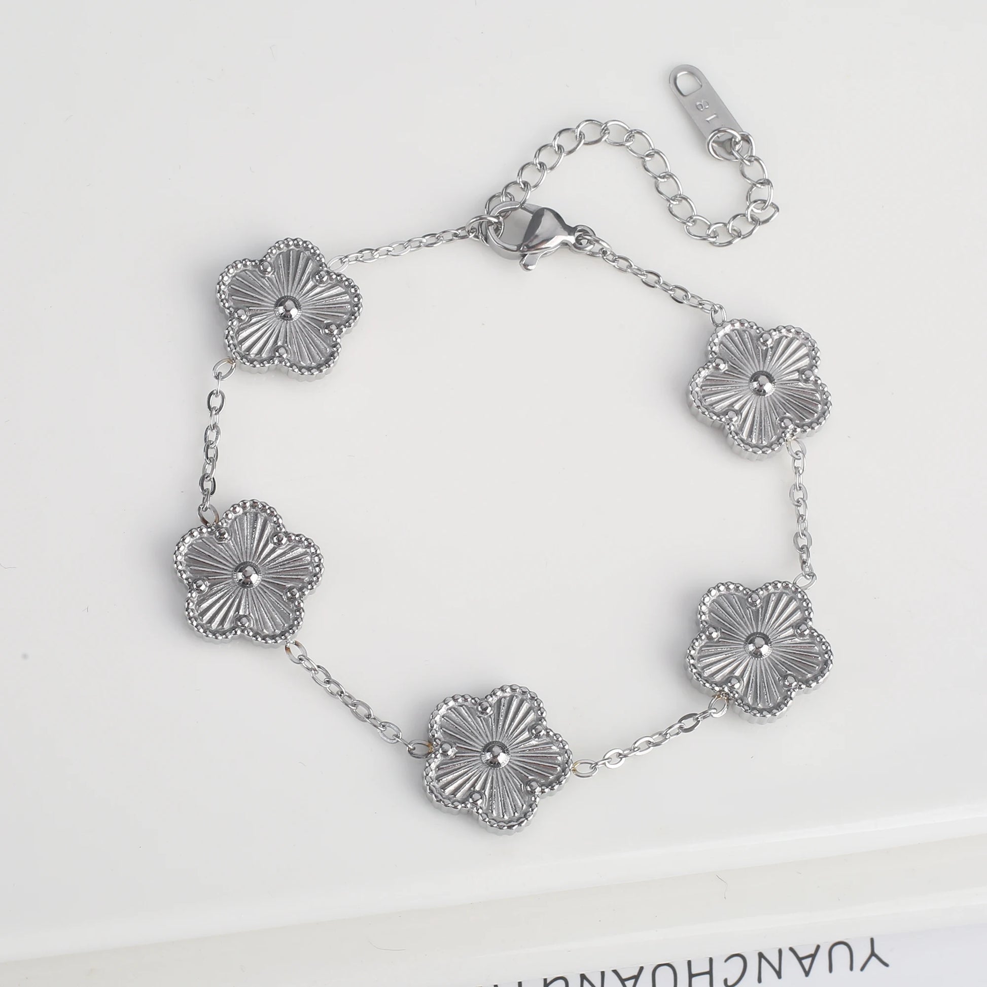 Pulsera Ajustable de Acero Inoxidable para Mujer con Diseño Floral de Cinco Pétalos – Joyería de Moda para Ocasiones Especiales y Regalos