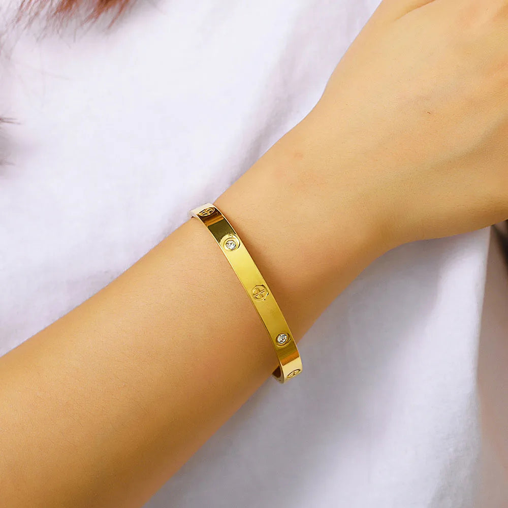 Brazalete Impermeable de Cruz en Acero Inoxidablpara Mujer – Pulsera Moderna para Parejas y Accesorio de Joyería de Lujo para Bodas y Ocasiones Especiales