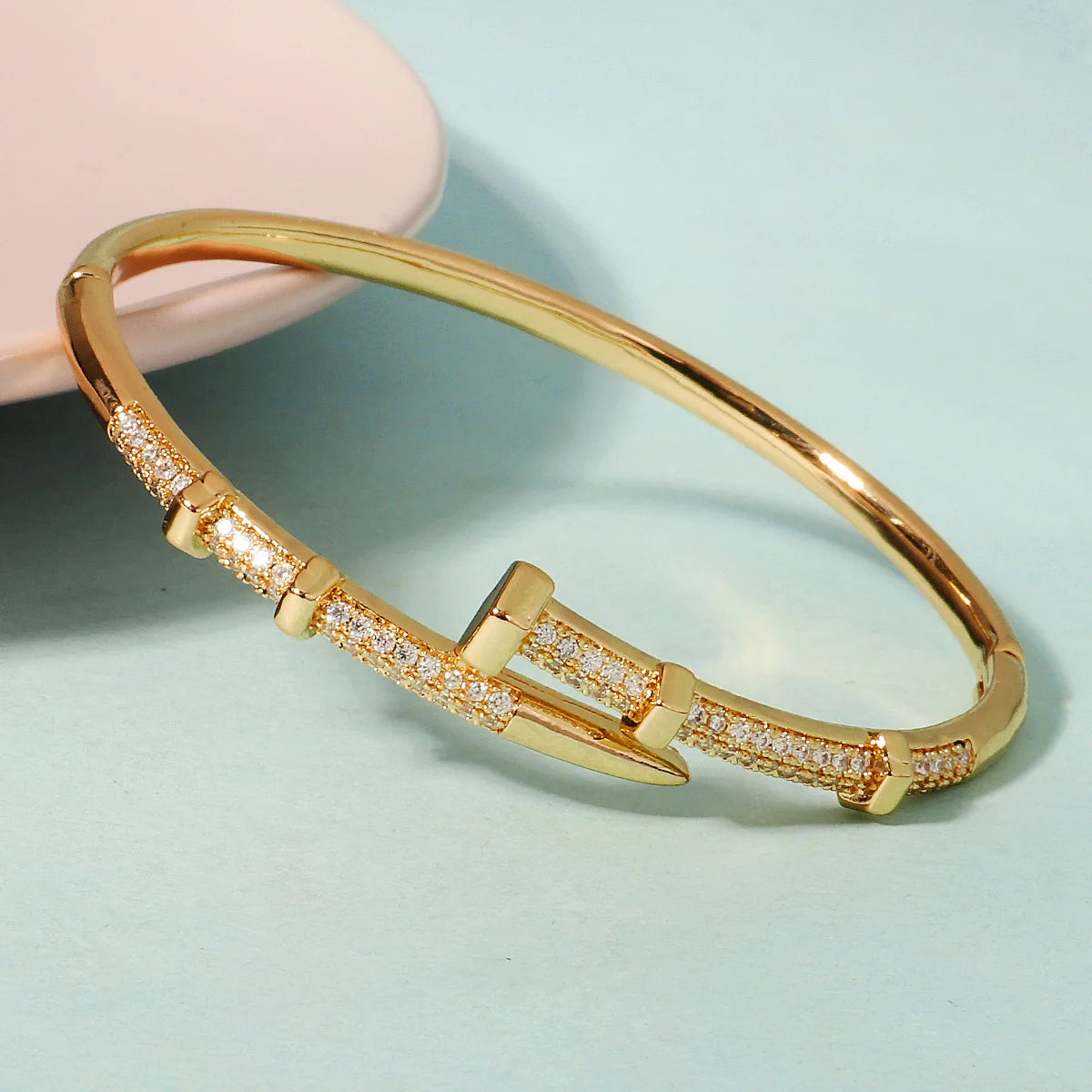 Pulsera Elegante Clásica Tipo Clavo para Mujer en Acero Inoxidable – Joyería Moderna para Uso Diario y Regalo Ideal