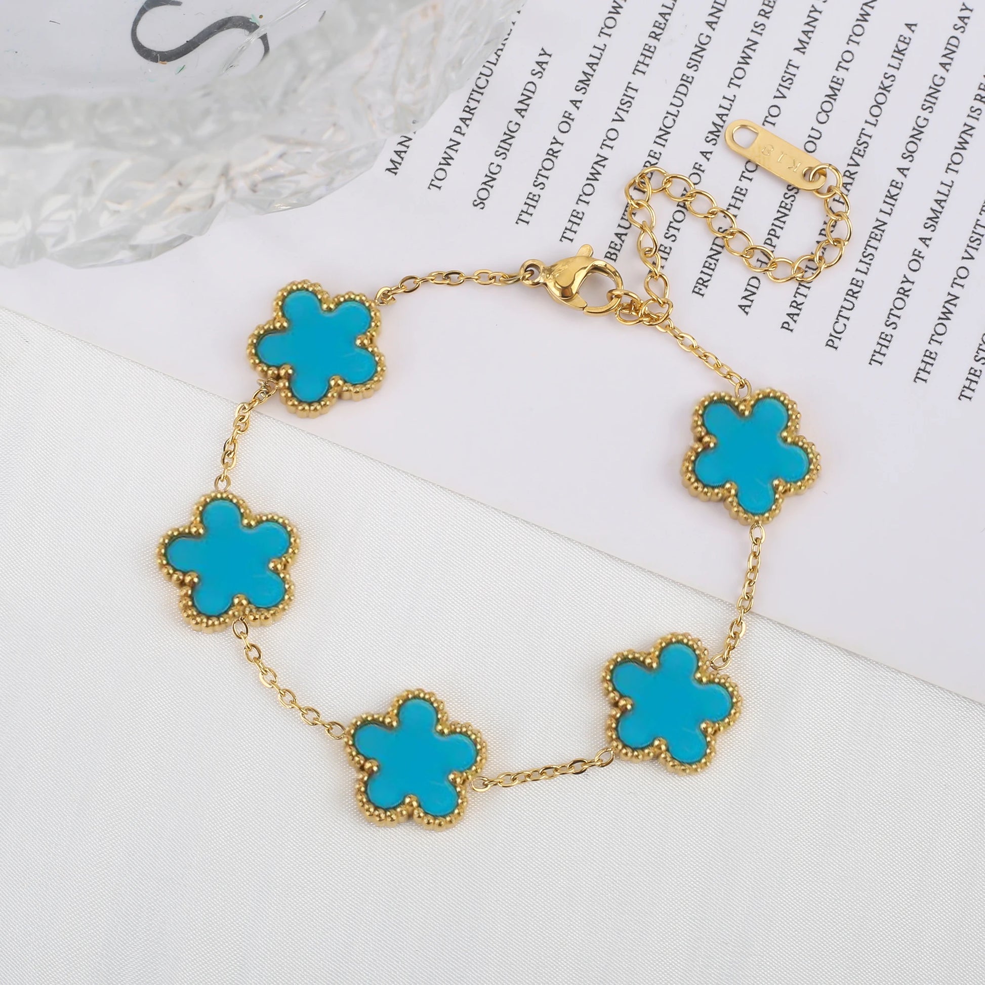 Pulsera Ajustable de Acero Inoxidable para Mujer con Diseño Floral de Cinco Pétalos – Joyería de Moda para Ocasiones Especiales y Regalos