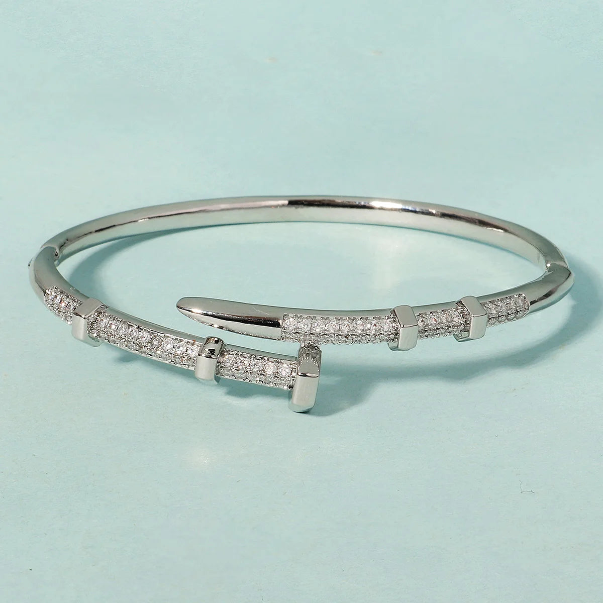 Pulsera Elegante Clásica Tipo Clavo para Mujer en Acero Inoxidable – Joyería Moderna para Uso Diario y Regalo Ideal