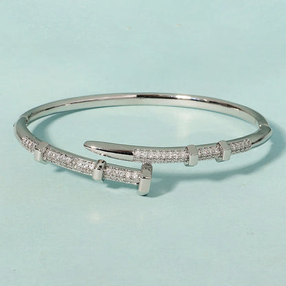 Pulsera Elegante Clásica Tipo Clavo para Mujer en Acero Inoxidable – Joyería Moderna para Uso Diario y Regalo Ideal