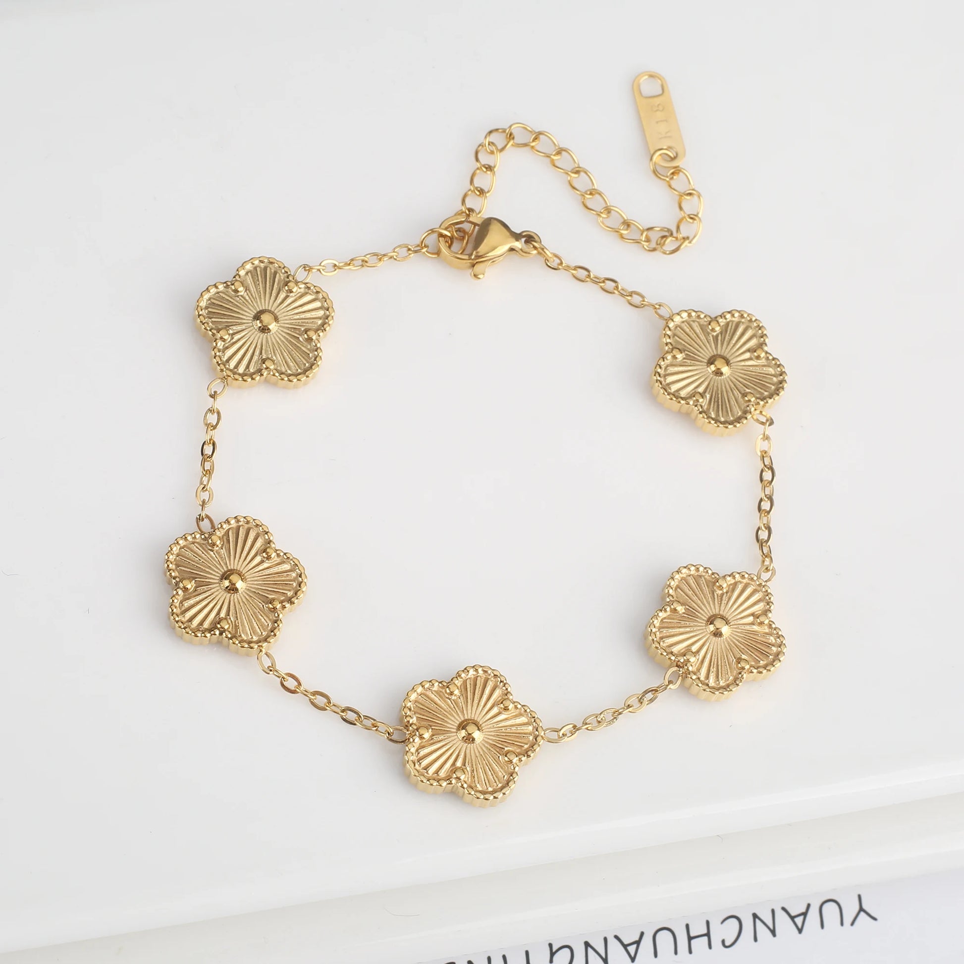 Pulsera Ajustable de Acero Inoxidable para Mujer con Diseño Floral de Cinco Pétalos – Joyería de Moda para Ocasiones Especiales y Regalos