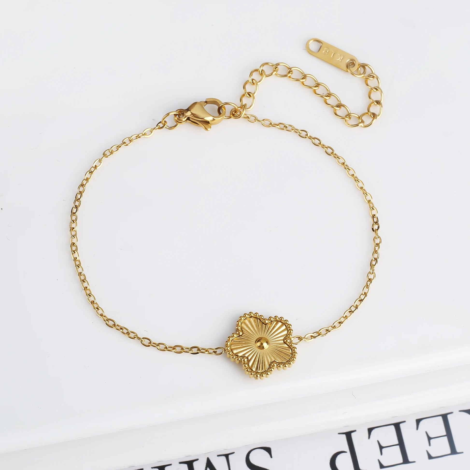 Pulsera Ajustable de Acero Inoxidable para Mujer con Diseño Floral de Cinco Pétalos – Joyería de Moda para Ocasiones Especiales y Regalos