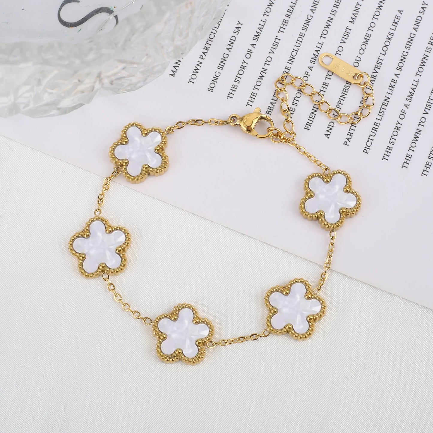 Pulsera Ajustable de Acero Inoxidable para Mujer con Diseño Floral de Cinco Pétalos – Joyería de Moda para Ocasiones Especiales y Regalos