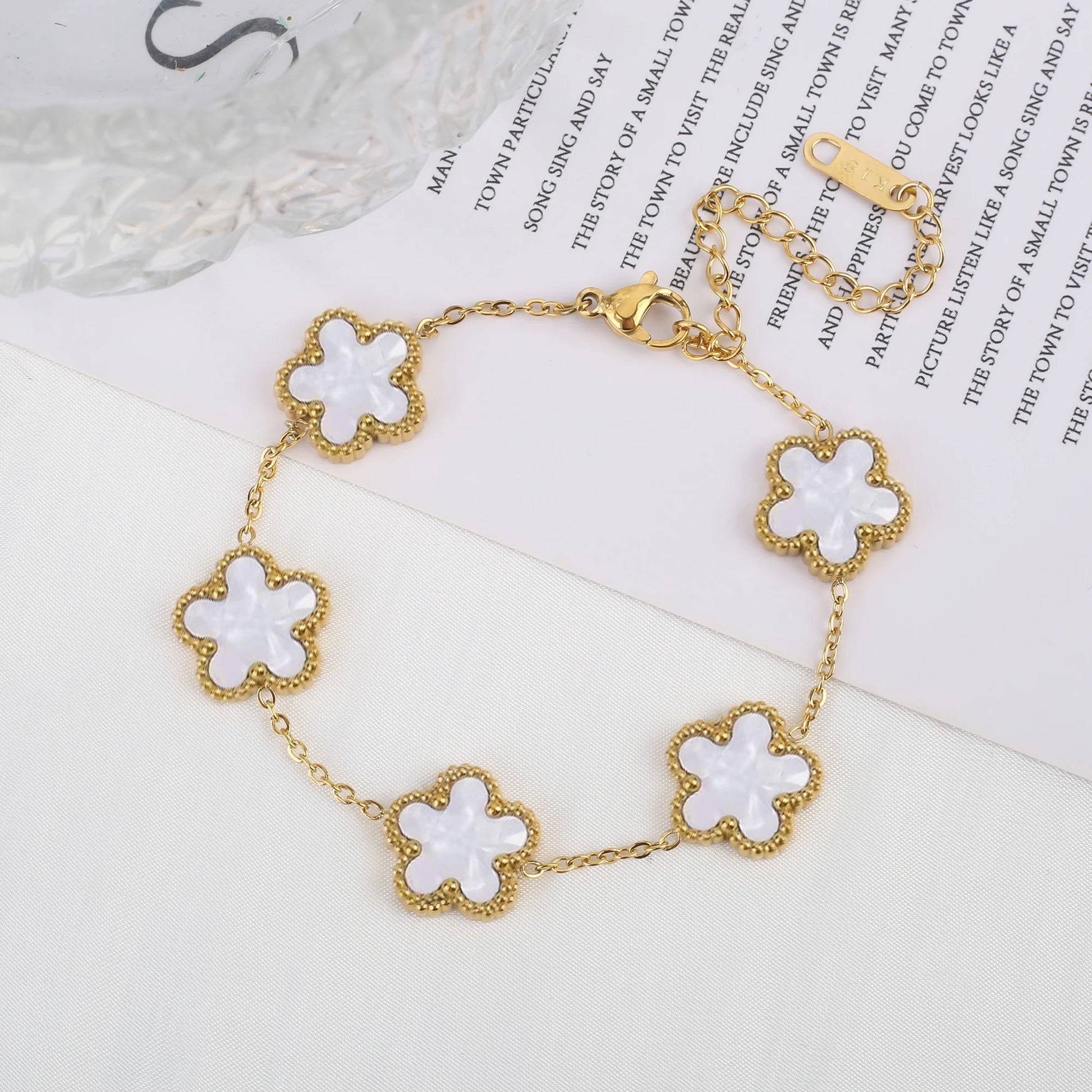 Pulsera Ajustable de Acero Inoxidable para Mujer con Diseño Floral de Cinco Pétalos – Joyería de Moda para Ocasiones Especiales y Regalos