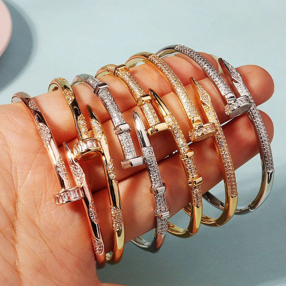 Pulsera Elegante Clásica Tipo Clavo para Mujer en Acero Inoxidable – Joyería Moderna para Uso Diario y Regalo Ideal