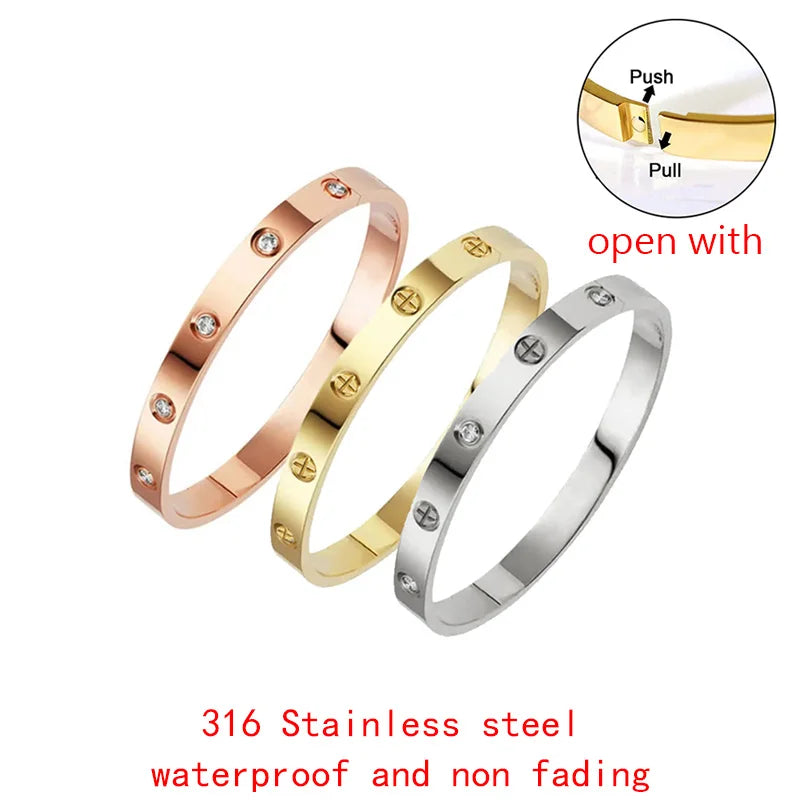 Pulsera y brazalete contemporáneo de cruz con clavo tipo tuerca en zirconia dorada 2023 para mujer en acero inoxidable.
