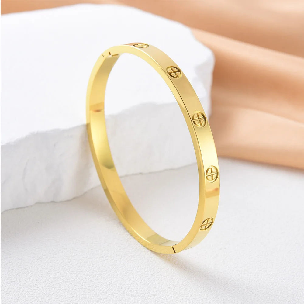 Brazalete Impermeable de Cruz en Acero Inoxidablpara Mujer – Pulsera Moderna para Parejas y Accesorio de Joyería de Lujo para Bodas y Ocasiones Especiales