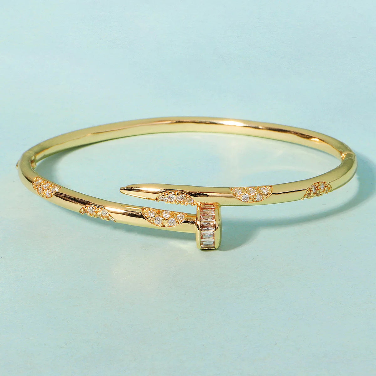 Pulsera Elegante Clásica Tipo Clavo para Mujer en Acero Inoxidable – Joyería Moderna para Uso Diario y Regalo Ideal