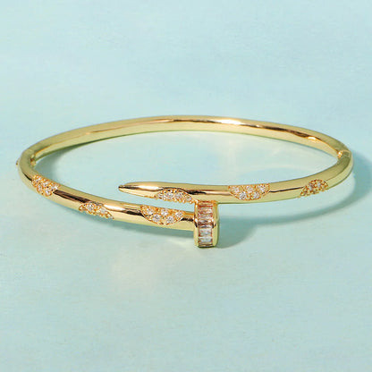 Pulsera Elegante Clásica Tipo Clavo para Mujer en Acero Inoxidable – Joyería Moderna para Uso Diario y Regalo Ideal