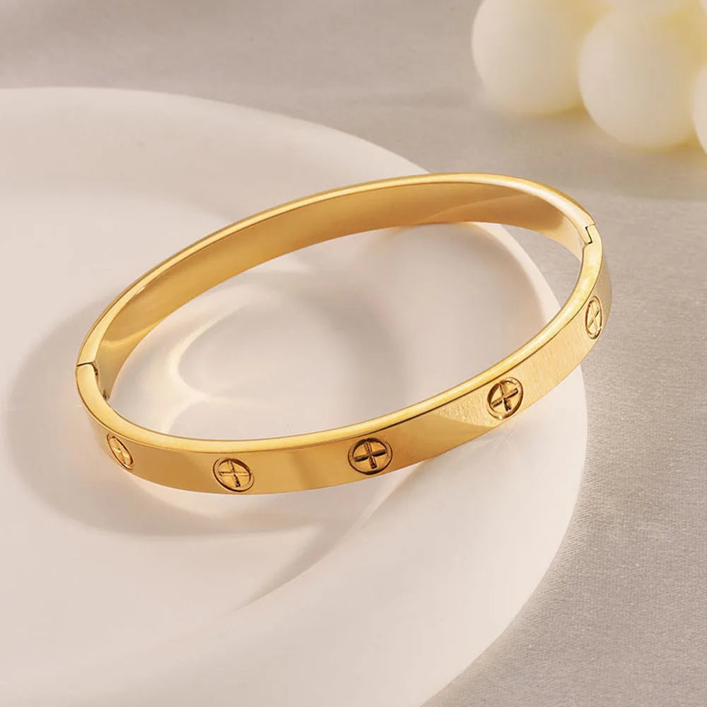 Brazalete Impermeable de Cruz en Acero Inoxidablpara Mujer – Pulsera Moderna para Parejas y Accesorio de Joyería de Lujo para Bodas y Ocasiones Especiales