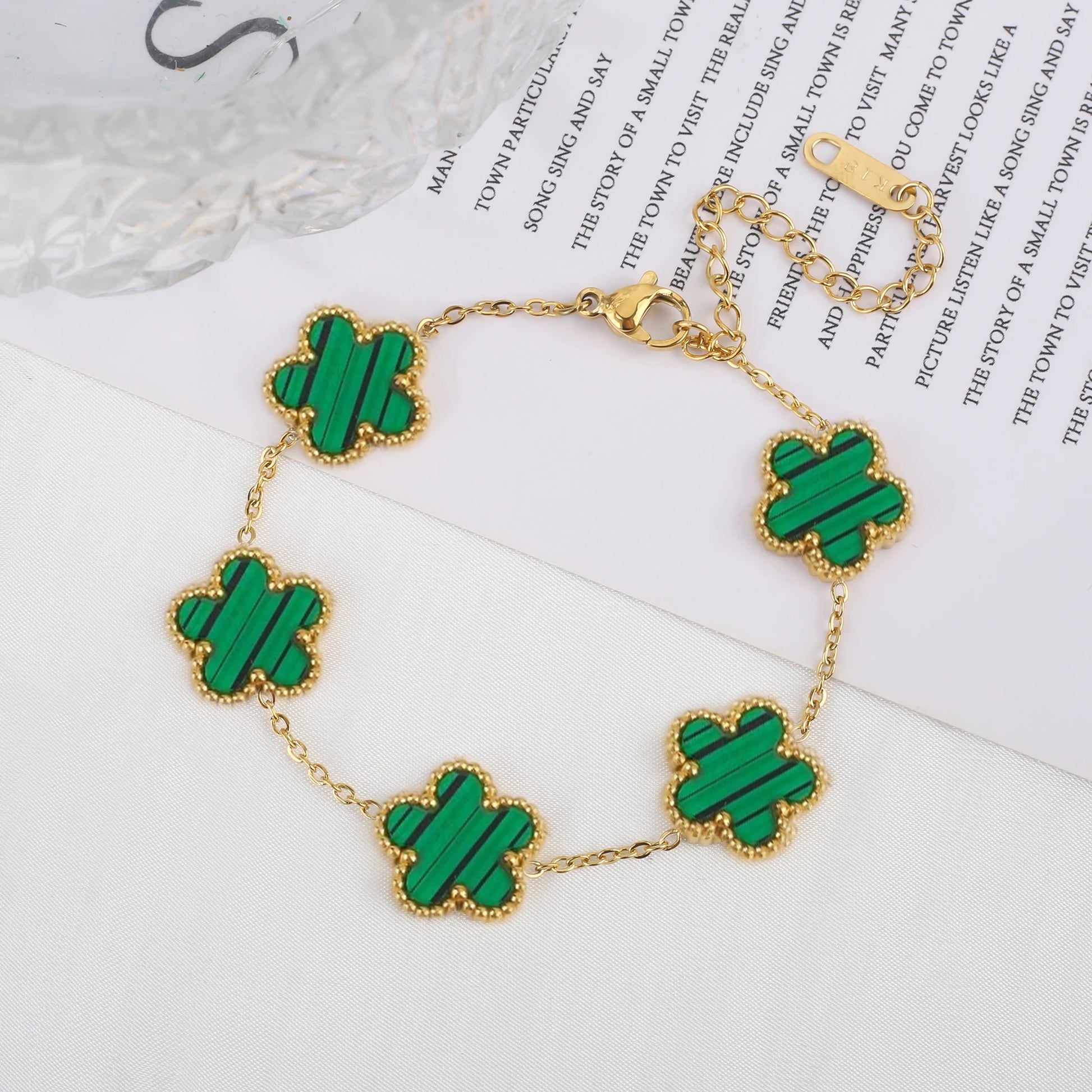 Pulsera Ajustable de Acero Inoxidable para Mujer con Diseño Floral de Cinco Pétalos – Joyería de Moda para Ocasiones Especiales y Regalos