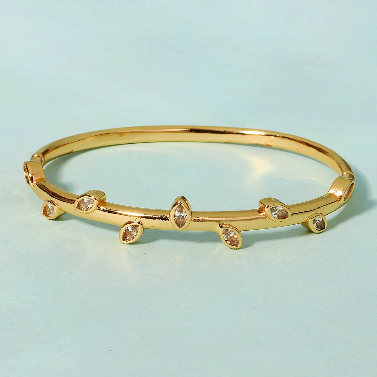 Pulsera Elegante Clásica Tipo Clavo para Mujer en Acero Inoxidable – Joyería Moderna para Uso Diario y Regalo Ideal