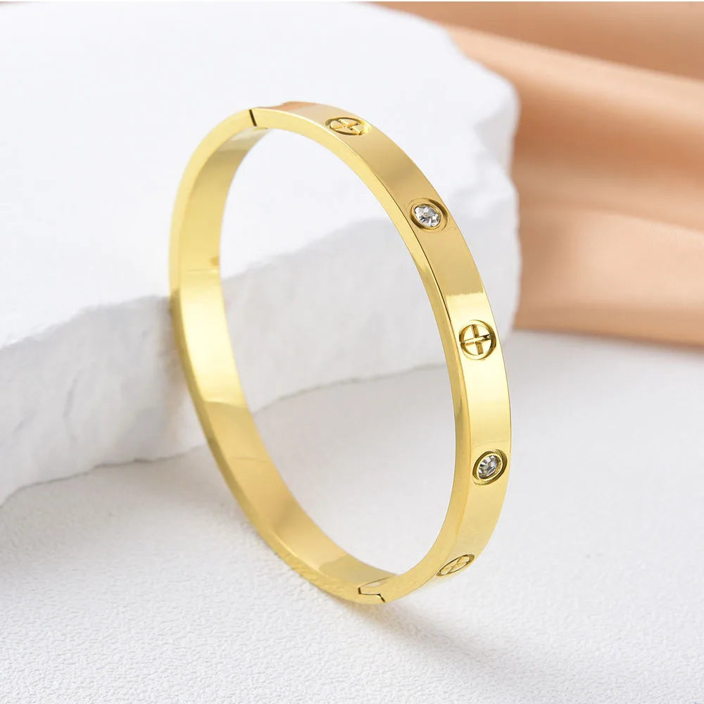 Brazalete Impermeable de Cruz en Acero Inoxidablpara Mujer – Pulsera Moderna para Parejas y Accesorio de Joyería de Lujo para Bodas y Ocasiones Especiales