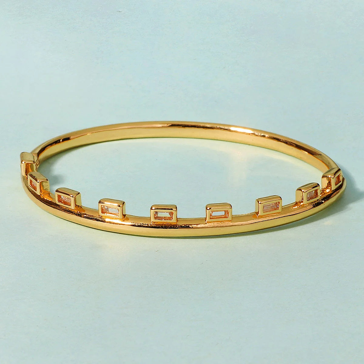Pulsera Elegante Clásica Tipo Clavo para Mujer en Acero Inoxidable – Joyería Moderna para Uso Diario y Regalo Ideal