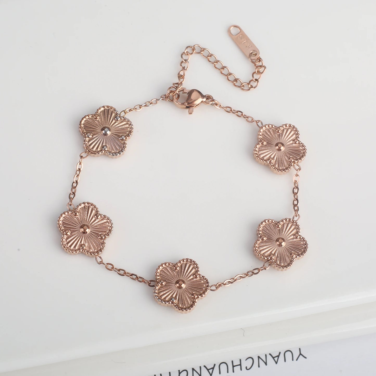 Pulsera Ajustable de Acero Inoxidable para Mujer con Diseño Floral de Cinco Pétalos – Joyería de Moda para Ocasiones Especiales y Regalos