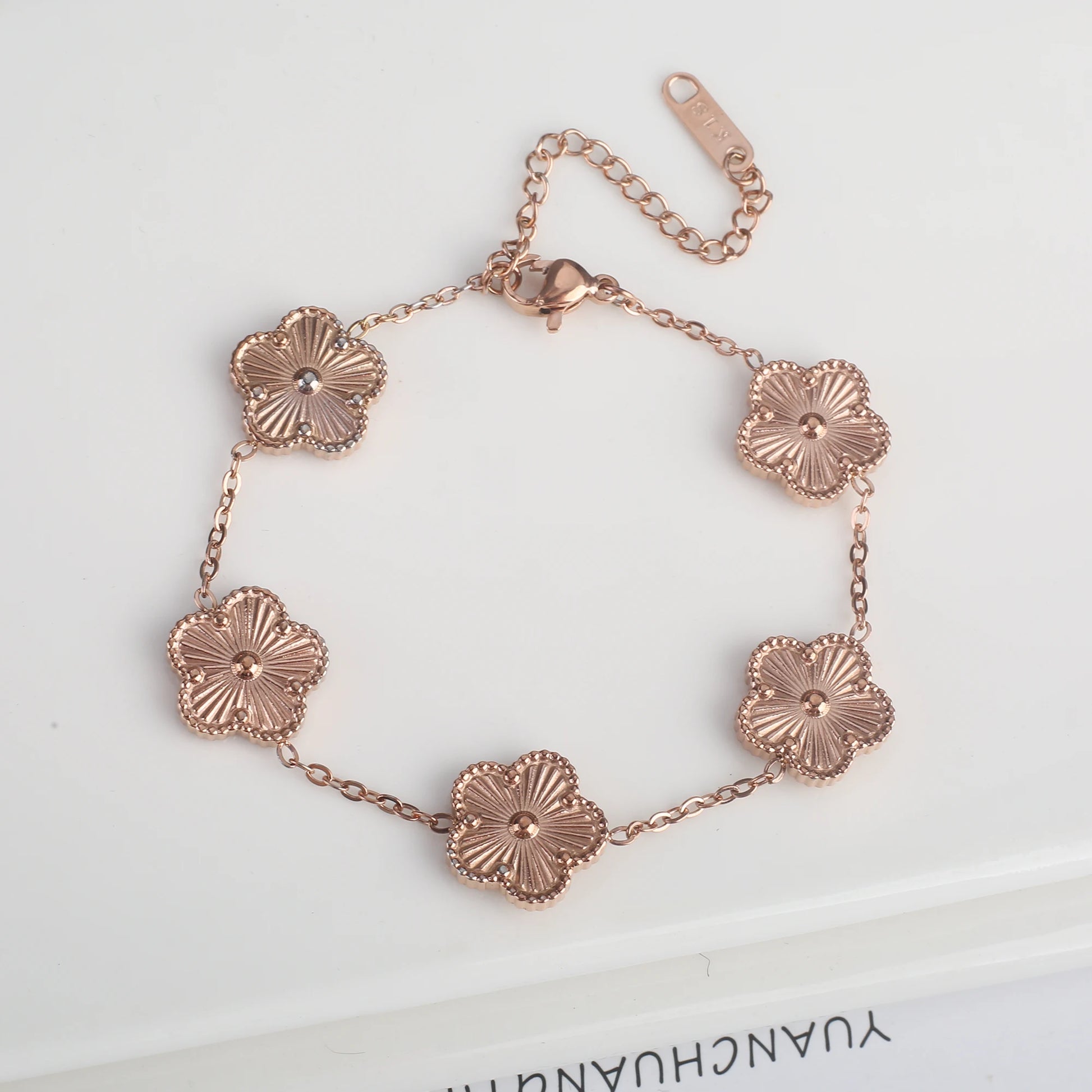 Pulsera Ajustable de Acero Inoxidable para Mujer con Diseño Floral de Cinco Pétalos – Joyería de Moda para Ocasiones Especiales y Regalos