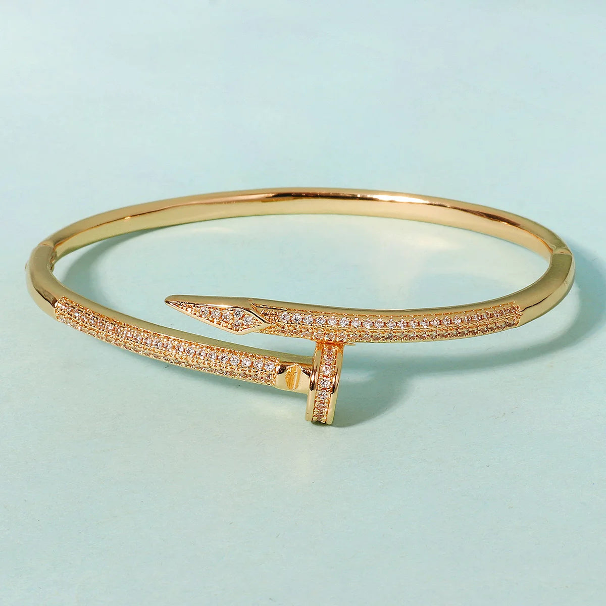 Pulsera Elegante Clásica Tipo Clavo para Mujer en Acero Inoxidable – Joyería Moderna para Uso Diario y Regalo Ideal