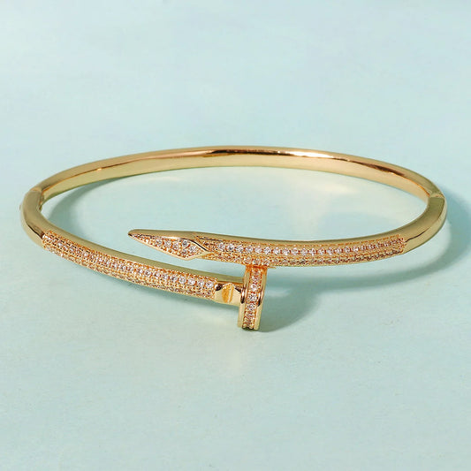Pulsera elegante de acero inoxidable con diseño de clavo para mujer - Joyería tipo brazalete clásica y moderna, ideal como regalo.