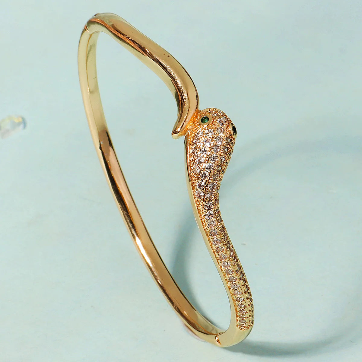 Pulsera Elegante Clásica Tipo Clavo para Mujer en Acero Inoxidable – Joyería Moderna para Uso Diario y Regalo Ideal