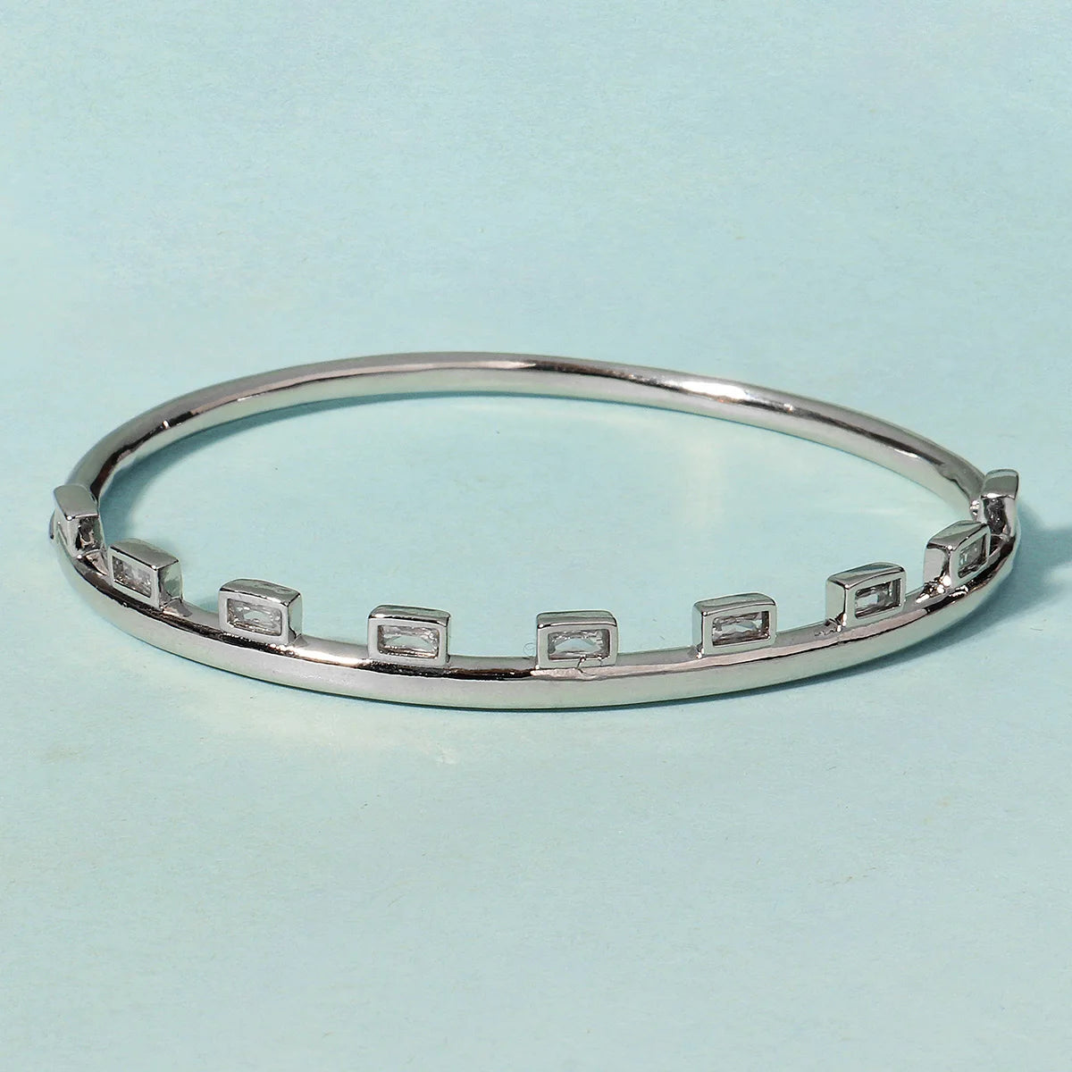 Pulsera Elegante Clásica Tipo Clavo para Mujer en Acero Inoxidable – Joyería Moderna para Uso Diario y Regalo Ideal