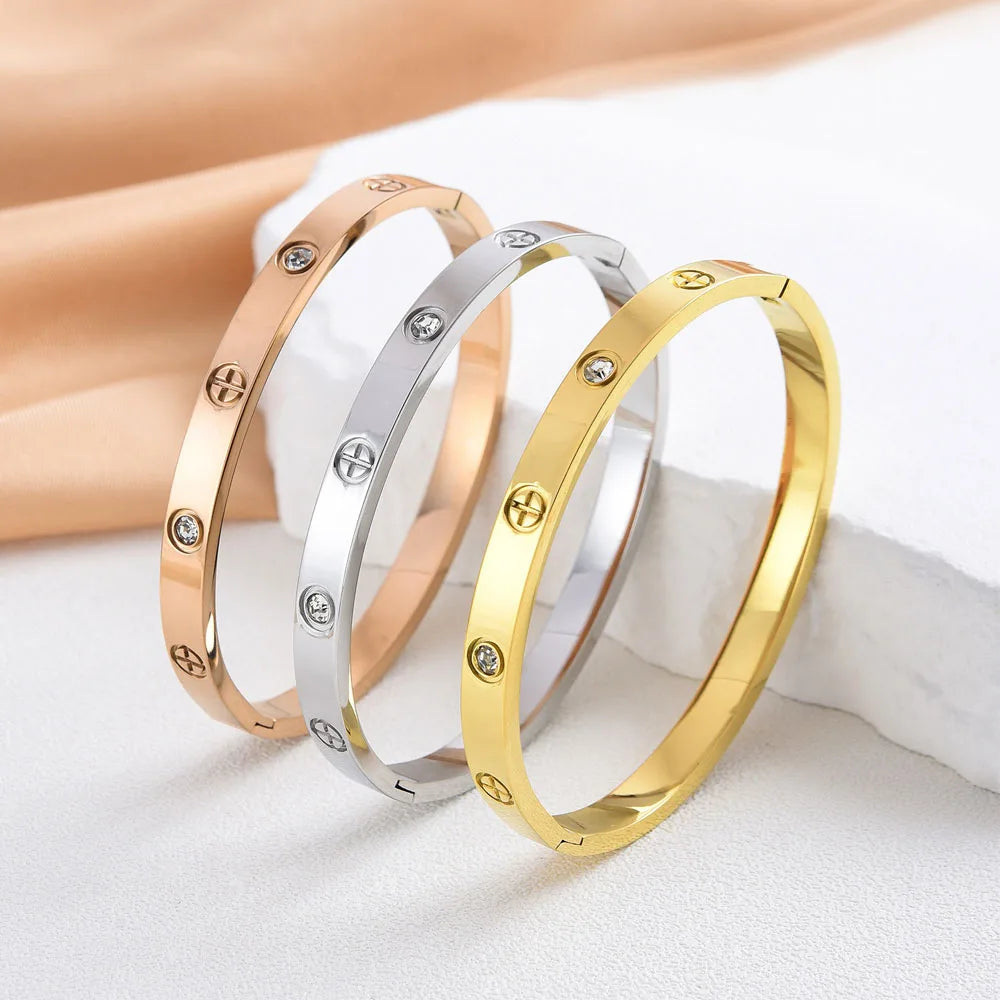 Brazalete Impermeable de Cruz en Acero Inoxidablpara Mujer – Pulsera Moderna para Parejas y Accesorio de Joyería de Lujo para Bodas y Ocasiones Especiales