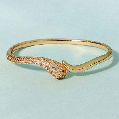 Pulsera Elegante Clásica Tipo Clavo para Mujer en Acero Inoxidable – Joyería Moderna para Uso Diario y Regalo Ideal