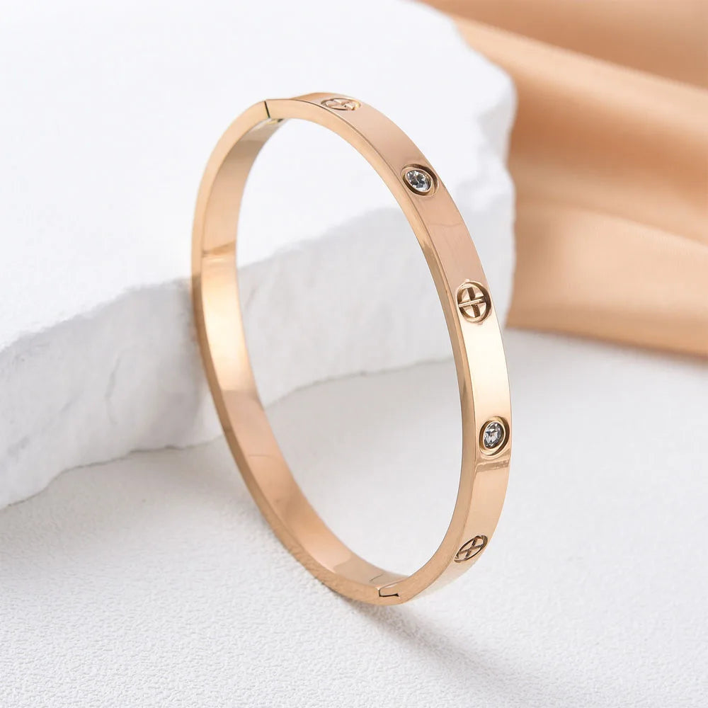 Brazalete Impermeable de Cruz en Acero Inoxidablpara Mujer – Pulsera Moderna para Parejas y Accesorio de Joyería de Lujo para Bodas y Ocasiones Especiales