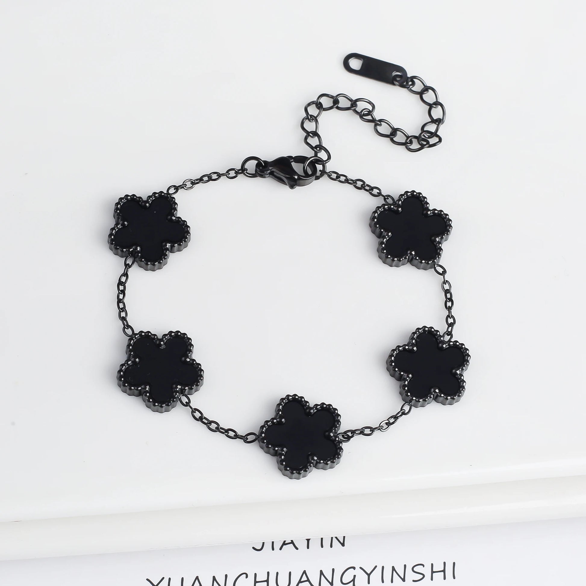 Pulsera Ajustable de Acero Inoxidable para Mujer con Diseño Floral de Cinco Pétalos – Joyería de Moda para Ocasiones Especiales y Regalos