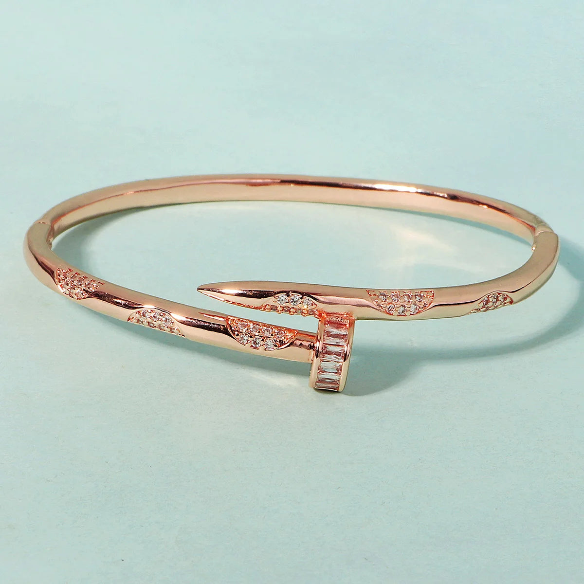 Pulsera Elegante Clásica Tipo Clavo para Mujer en Acero Inoxidable – Joyería Moderna para Uso Diario y Regalo Ideal