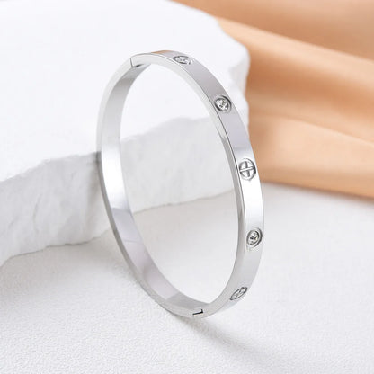 Brazalete Impermeable de Cruz en Acero Inoxidablpara Mujer – Pulsera Moderna para Parejas y Accesorio de Joyería de Lujo para Bodas y Ocasiones Especiales