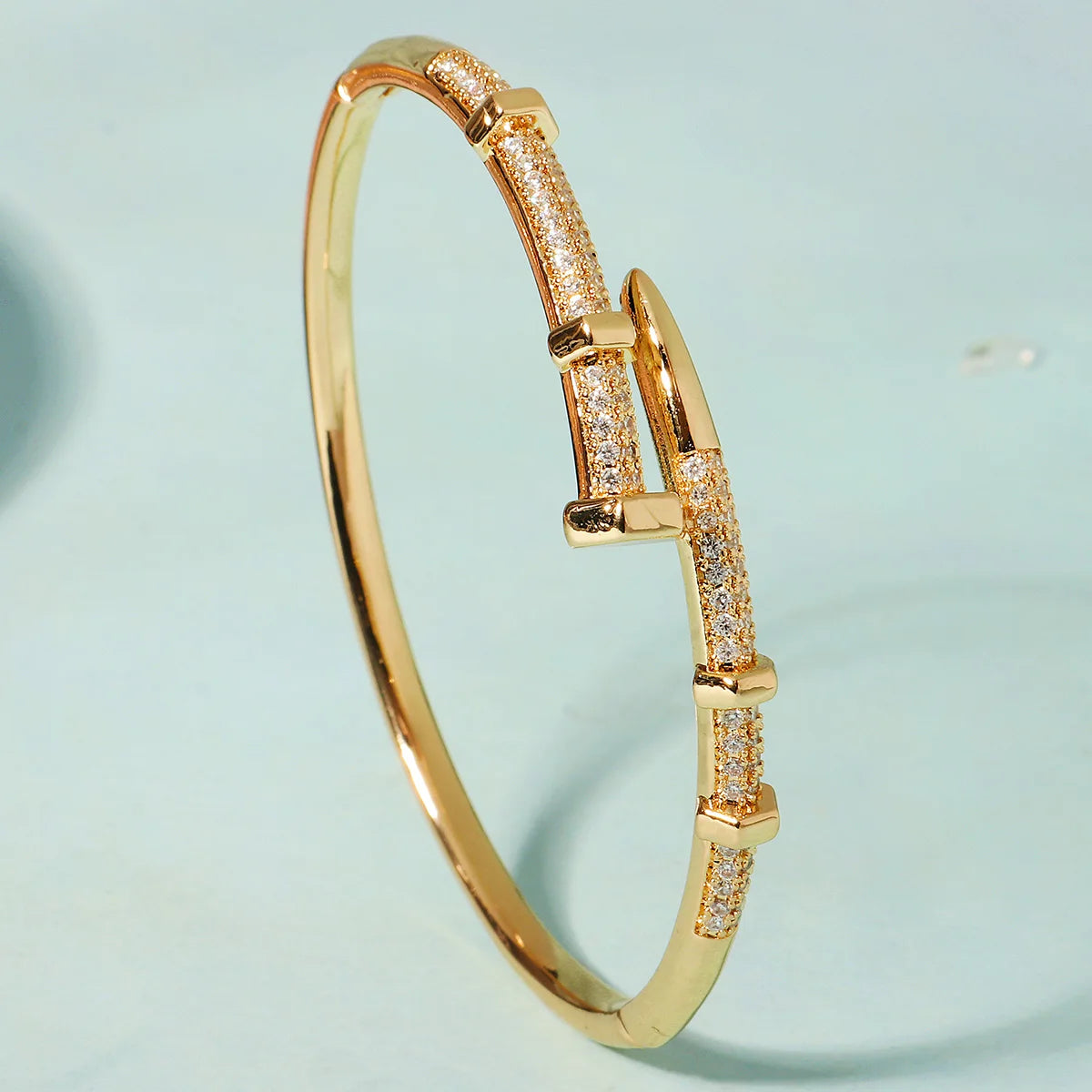 Pulsera Elegante Clásica Tipo Clavo para Mujer en Acero Inoxidable – Joyería Moderna para Uso Diario y Regalo Ideal