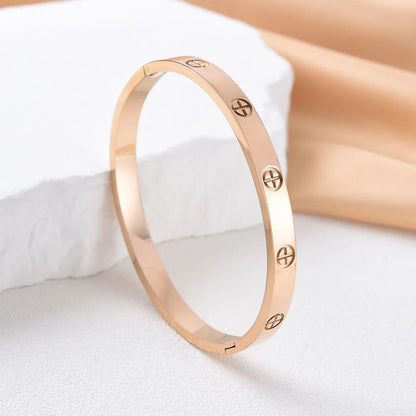 Brazalete Impermeable de Cruz en Acero Inoxidablpara Mujer – Pulsera Moderna para Parejas y Accesorio de Joyería de Lujo para Bodas y Ocasiones Especiales