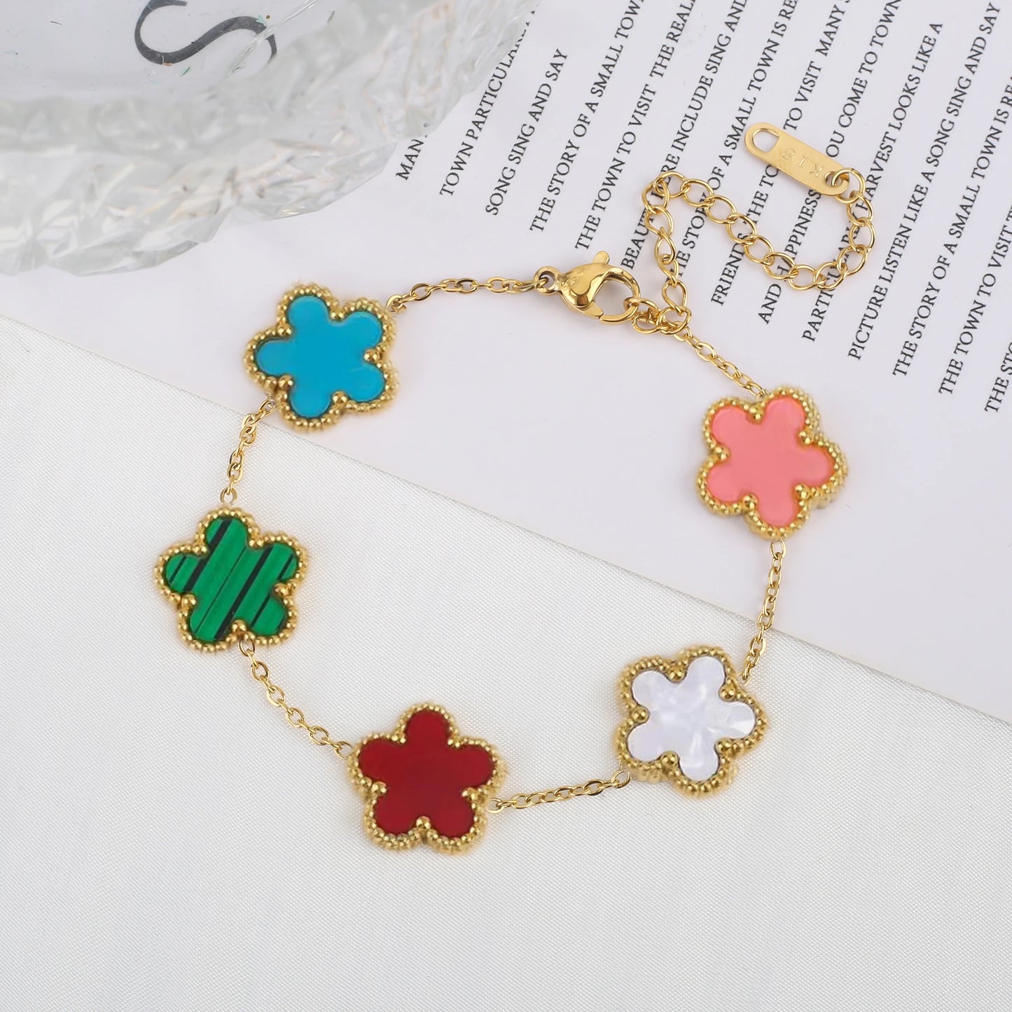 Pulsera Ajustable de Acero Inoxidable para Mujer con Diseño Floral de Cinco Pétalos – Joyería de Moda para Ocasiones Especiales y Regalos