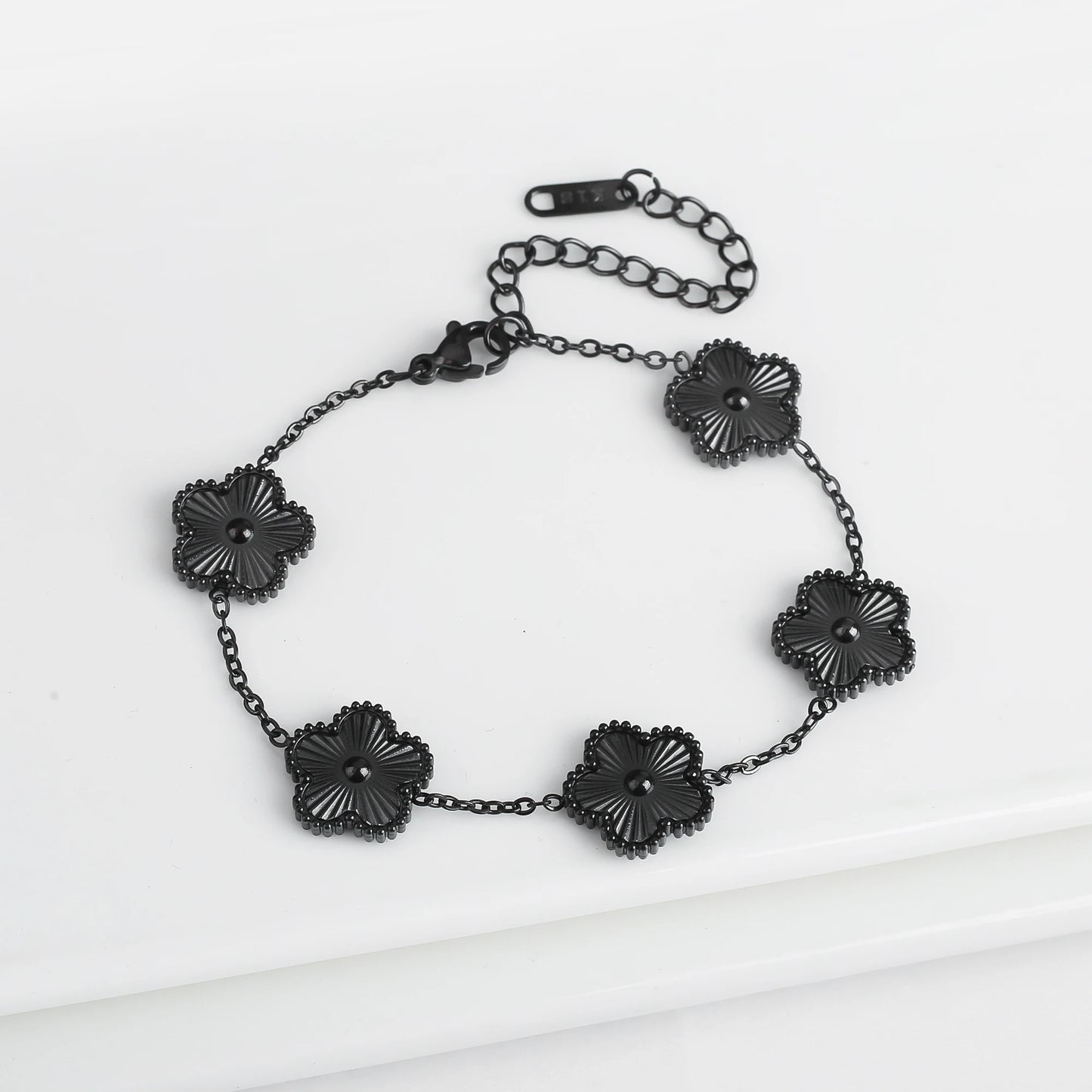 Pulsera Ajustable de Acero Inoxidable para Mujer con Diseño Floral de Cinco Pétalos – Joyería de Moda para Ocasiones Especiales y Regalos