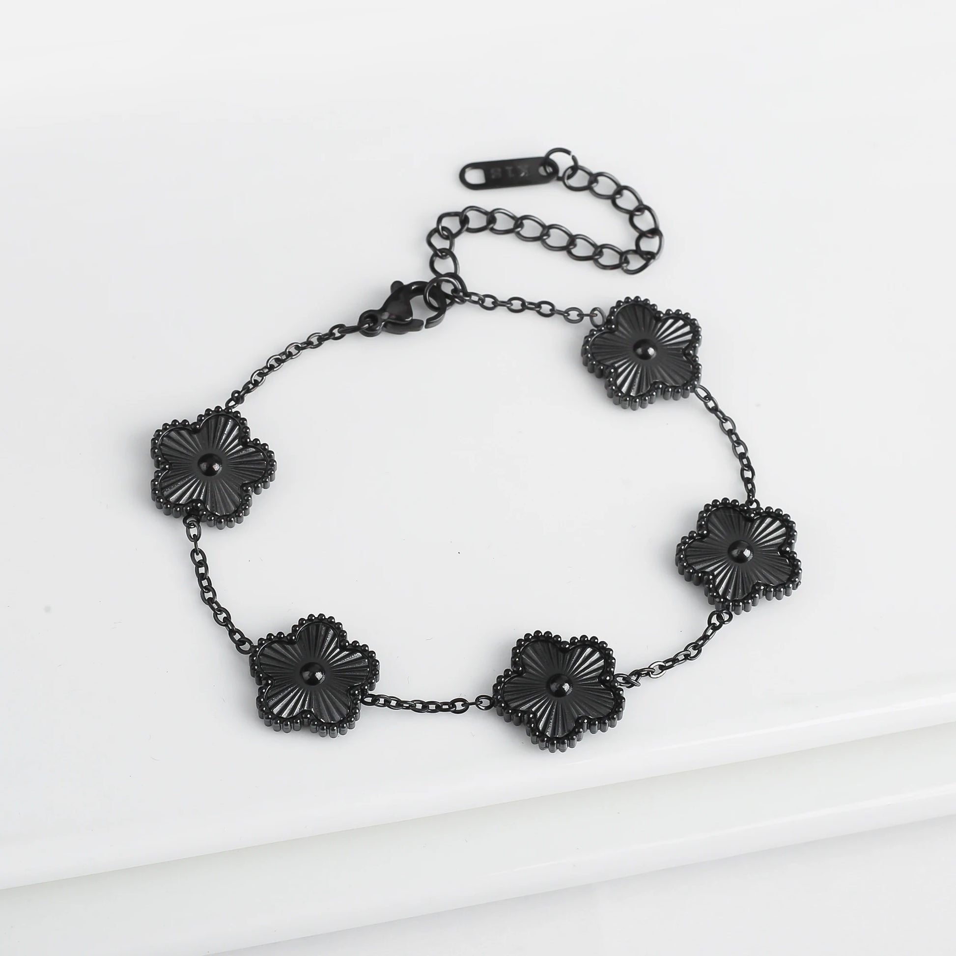Pulsera Ajustable de Acero Inoxidable para Mujer con Diseño Floral de Cinco Pétalos – Joyería de Moda para Ocasiones Especiales y Regalos