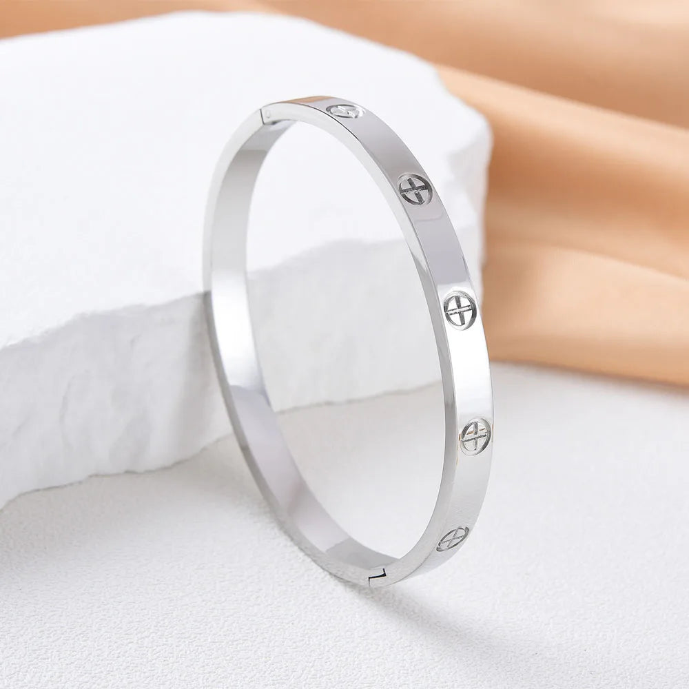 Brazalete Impermeable de Cruz en Acero Inoxidablpara Mujer – Pulsera Moderna para Parejas y Accesorio de Joyería de Lujo para Bodas y Ocasiones Especiales