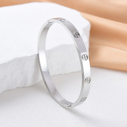 Brazalete Impermeable de Cruz en Acero Inoxidablpara Mujer – Pulsera Moderna para Parejas y Accesorio de Joyería de Lujo para Bodas y Ocasiones Especiales