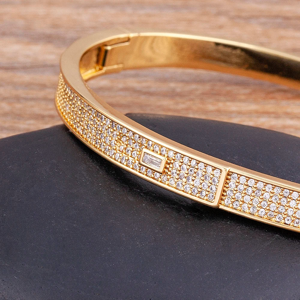 Brazalete elegante con cristales pavé de zirconia para mujer - Ideal para compromisos, bodas y ocasiones especiales.