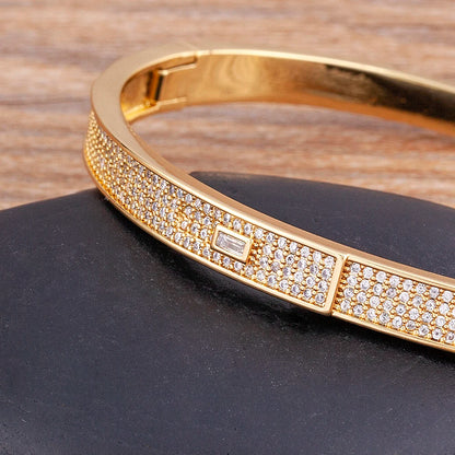 Brazalete elegante con cristales pavé de zirconia para mujer - Ideal para compromisos, bodas y ocasiones especiales.