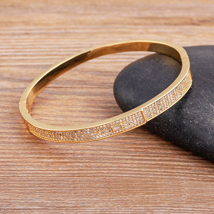 Brazalete elegante con cristales pavé de zirconia para mujer - Ideal para compromisos, bodas y ocasiones especiales.